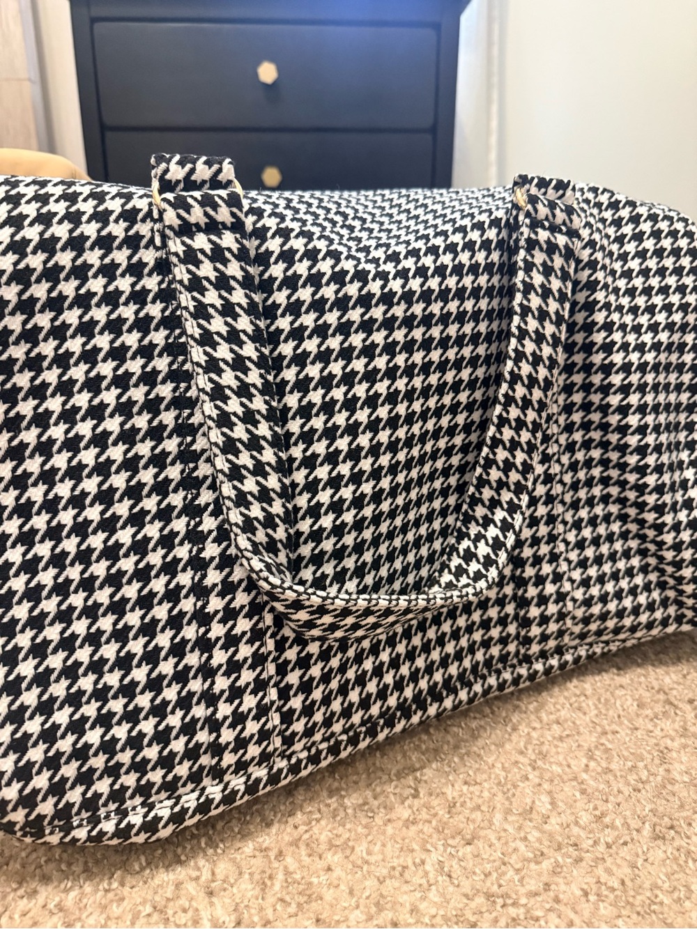 Black & White Houndstooth Duffle Bag - Stylish Women's Carryall
